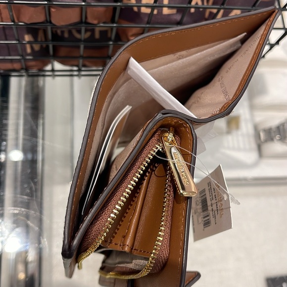 MICHAEL KORS
Medium Signature Logo Wallet 
Vanilla 
NWT - Picture 16 of 16